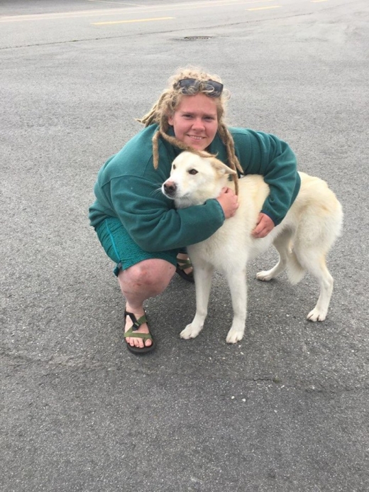 아멜리아 밀링이 자신 곁에 있어준 나눅을 끌어안고 있다.