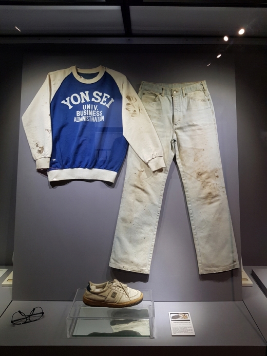 최루탄을 맞을 때 입고 있었던 연세대 경영학과 티셔츠와 바지, 안경과 신발 등이 보존 전시되어 있다