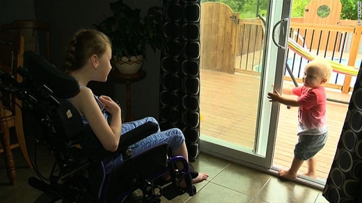 렉시는 걸음마를 뗀 남동생 리랜드에게서 시선을 떼지 않는다.