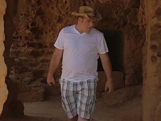 그는 아내와의 여행을 만끽하던 도중 갑작스레 세상을 떠났다.