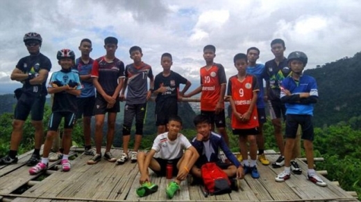 차닌 위분렁루엥(왼쪽에서 두번째)은 무 빠 축구팀에서 만 11살로 가장 어려 몸집 또한 작지만 가장 터프해 타이탄으로 불리게 됐다