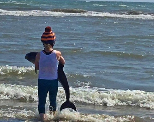 다부진 팔로 돌고래를 꼭 안아든 해니넨의 모습이 비장하다.