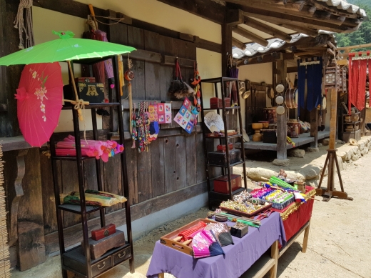 문경재재에는 드라마 세트장이 있어 볼거리가 풍부하다.