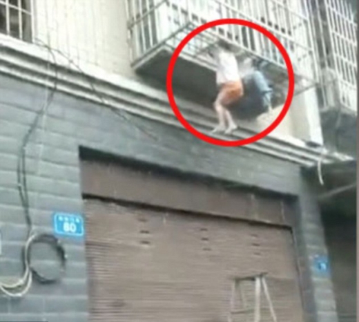 곧 떨어질 것만 같은 남매.