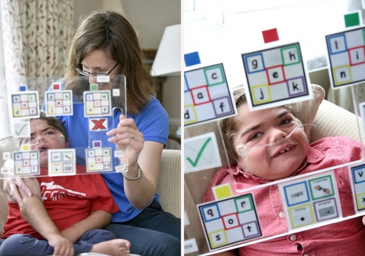 조나단은 눈 깜박임과 철자 보드를 통해 의사를 표현하는 법을 배웠고, 책까지 써냈다.