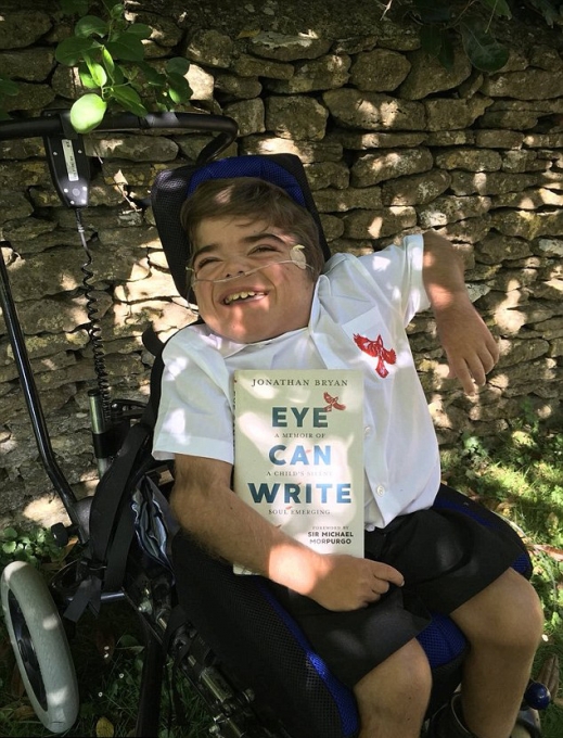 지난 달, 첫 하드커버 복사본을 받은 조나단은 이를 가족에게 제일 먼저 선물했다.