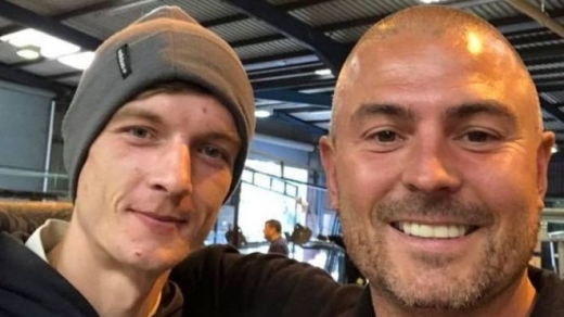 서로 만나게 되어 행운이라고 앞다퉈 말하는 두 사람.