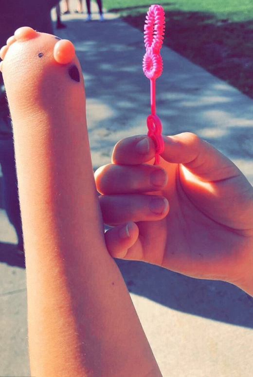 비누방울 부는 프레드.