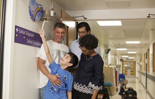 ‘암 완치의 종’을 울리는 영국의 어린이 아서