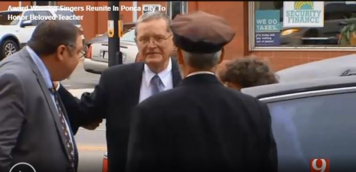 제자들이 임대한 극장 앞에 도착한 선생님.