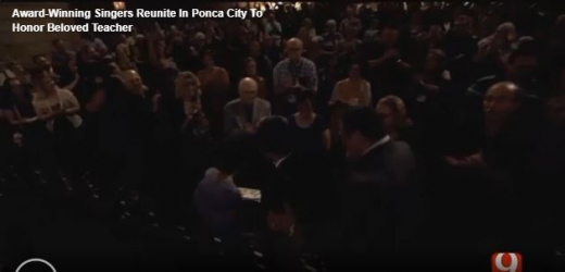 극장 안의 모두가 일어나 박수 갈채를 보냈다.