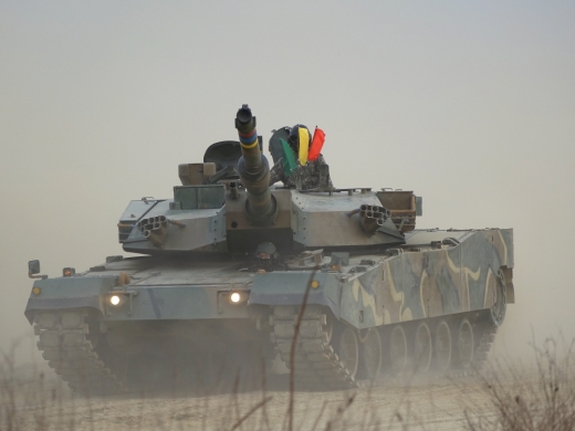 K-1A1 전차의 경우 주포를 120mm 활강포로 업-건해, 주변국의 주력전차와 대등한 공격력을 가지게 되었다 (사진=김대영)