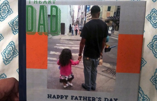 알렉사는 아버지 날을 맞이해 거스와 함께 찍은 사진들을 엮어 하나의 사진첩을 만들었다.