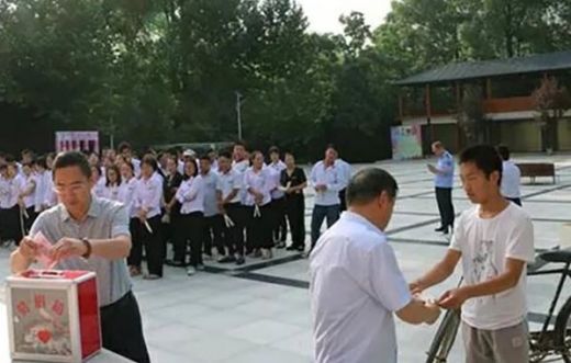 자오의 아이스바는 관광객들 사이에서 유명세를 얻고 있다.