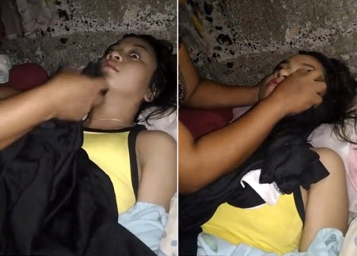 엄마가 딸의 눈물을 닦아주고 있다.