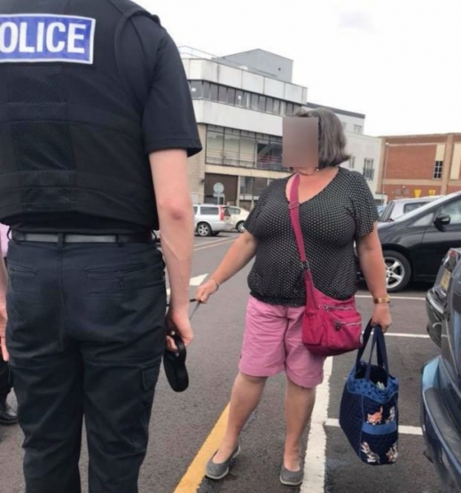 경찰에게 항의하는 주인