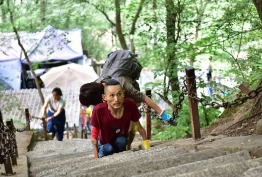 장씨는 앙상한 두 팔로 자신의 한계에 도전했다.