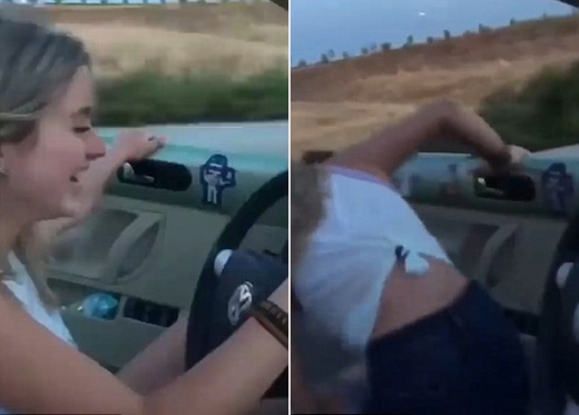 운전하는 도중에 춤을 추기 위해 차밖으로 뛰어내리는 여성.