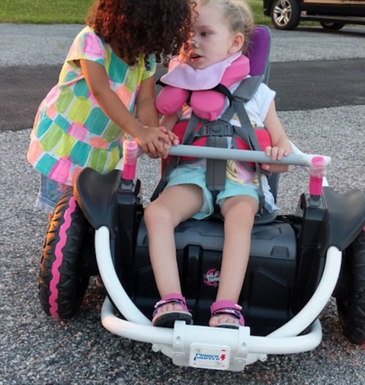 애비가 자꾸만 떨어지는 루비의 손을 올려주고 있다.