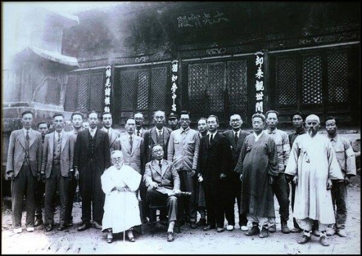 해방 직후 마곡사를 방문한 백범 일행. 옆자리는 이시영 부통령이다. 사진=마곡사