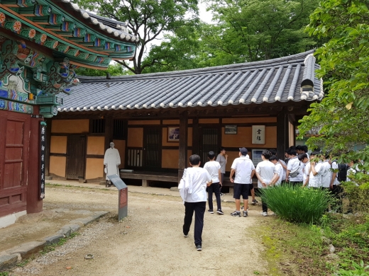 백범이 머물렀던 백범당. 학생들이 열심히 설명을 듣고 있다