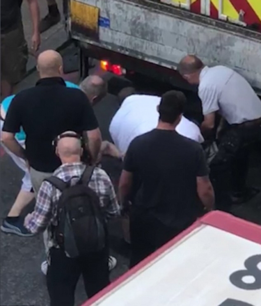 모두가 한마음으로 그를 걱정하고 있다.