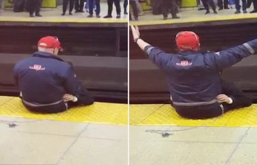 대화를 나누는 도중 사람들로 부터 지지를 이끌어내는 아타드.