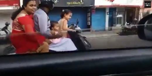 미소를 보이는 아이의 엄마.