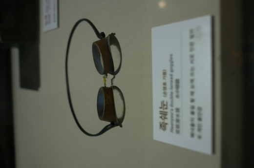 족쉐눈이라고 불리우는 쌍안경. 테두리가 구리로 만들어져 무겁다