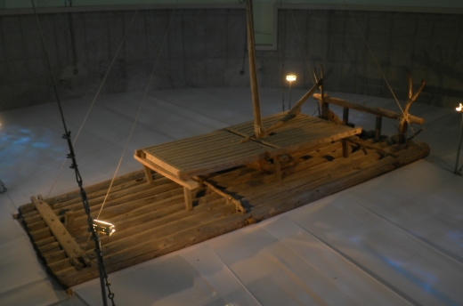 태우라고 불리는 원시 형태의 무동력선. 이 태우를 통해 한, 일간의 교류가 이루어지기도 하였다