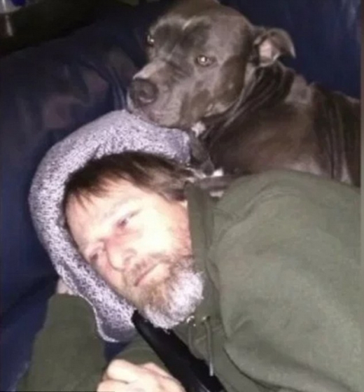 그 누구보다 개와 가깝게 지냈던 그렉이었기에 감염사실은 충격이었다.