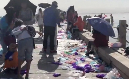 관광객이 차카염호 주변에 버린 쓰레기