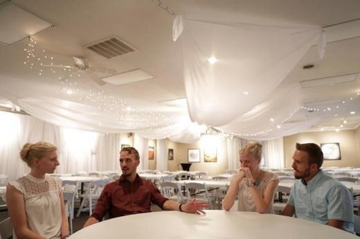 이번 주말에 있을 결혼식에 대해 이야기를 나누고 있다.