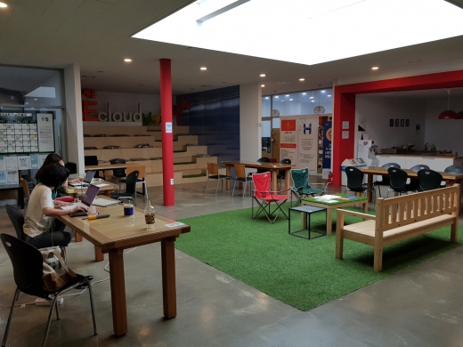 세운상가에는 젊은 혁신 그룹부터 예술가 그룹까지 입주하여 새로운 세운상가의 모습을 만들고 있다