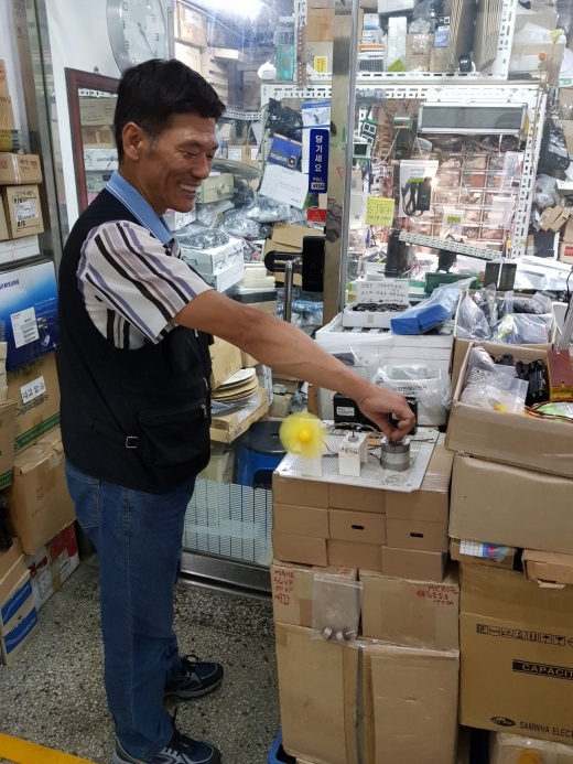 세운상가에는 경력 40년 이상의 마이스터들이 아직도 굳건히 자리를 지키고 있으면서 기술을 전수하고 있다