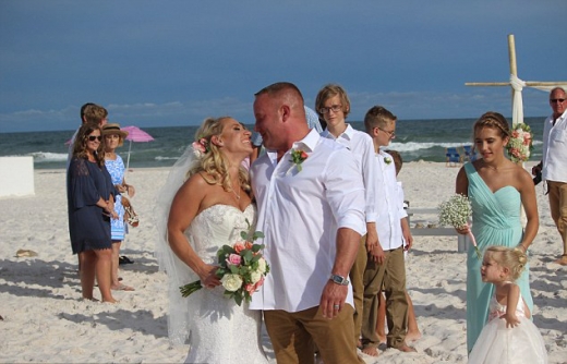 아름다운 결혼식을 올리고 있던 두 사람.