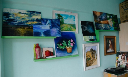 벽에 걸린 그녀의 작품들.