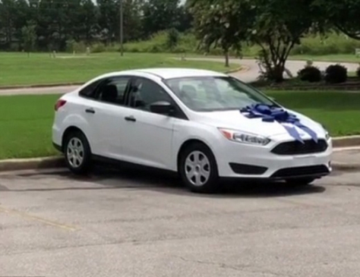 왼쪽은 선생님에게 배달된 자동차 2018 포드 포커스.