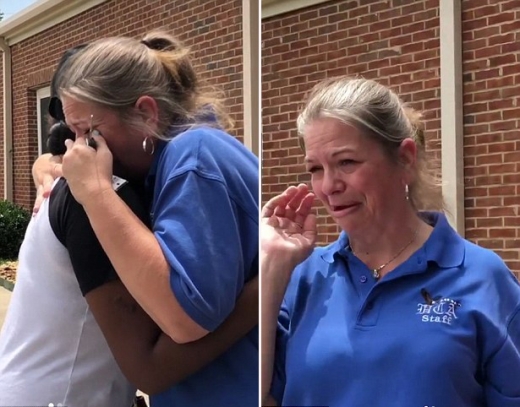 선생님은 뜻밖의 선물에 눈시울을 붉혔다.