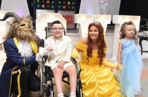 결혼식에 로건이 좋아하는 미녀와 야수도 함께했다.