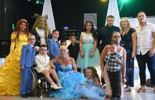 로건의 결혼식 추억을 함께하기 위해 온 가족이 모두 한자리에 모였다.