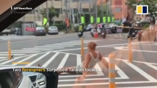 한 외국인이 심지어 다리를 쩍 벌리고 편안히 앉아있다.