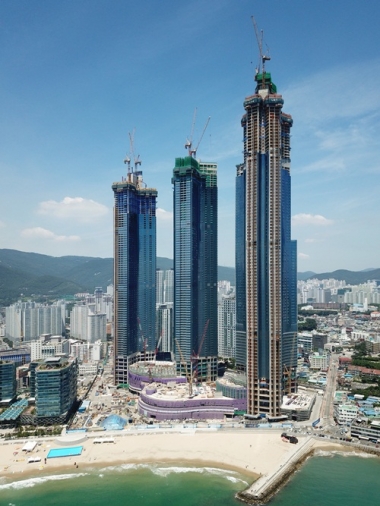 해운대 해변의 엘시티 공사현장 모습