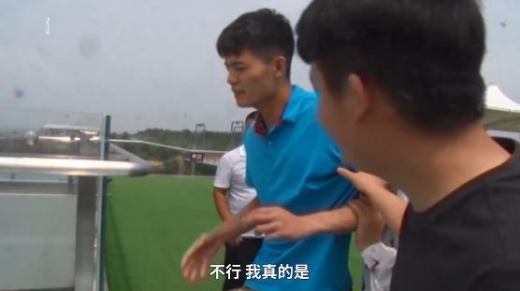 친구들이 그를 설득하고 있다.