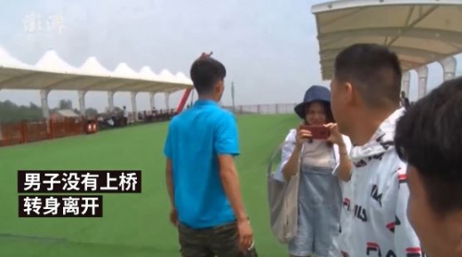 뒤도 안돌아보고 떠나는 남자친구.