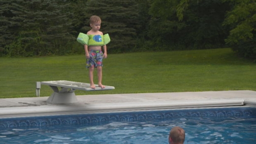 딜런이 다이빙대를 무서워하고 있는 모습.