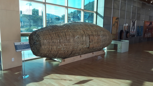 일본군의 기관총에 맞서 닭장을 응용한 동학 농민군의 엄폐물. 총알을 피하는 용도로 사용된 장태