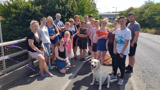 혼자 메시지를 달던 그녀에게 든든한 지원군들이 나타났다.