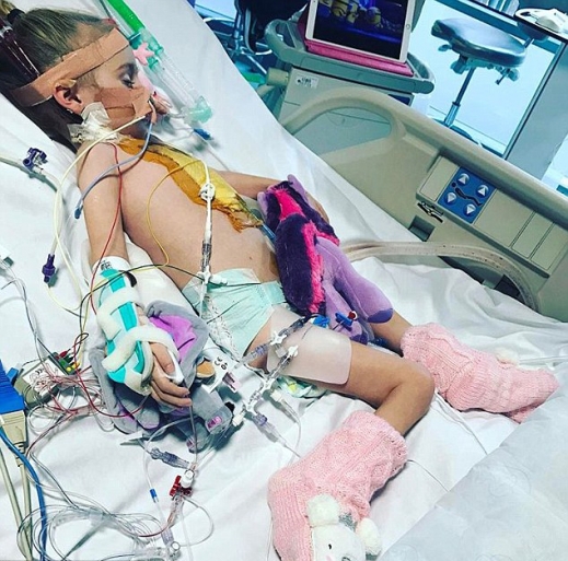 에스메는 심장을 기증받기 전부터 병원에서 여러 차례 수술을 받았다.