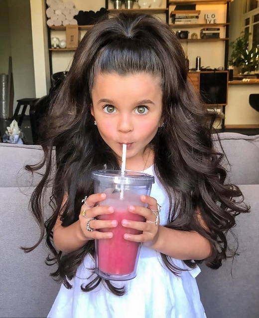 미아의 인형 같은 외모.